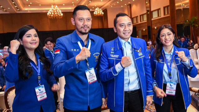 Agus Harimurti Yudhoyono (kedua kiri) dan Edhie Baskoro Yudhoyono (kedua kanan) berpose disela-sela pembukaan Kongres V Partai Demokrat di Jakarta. Foto: ANTARA/M Risyal Hidayat
