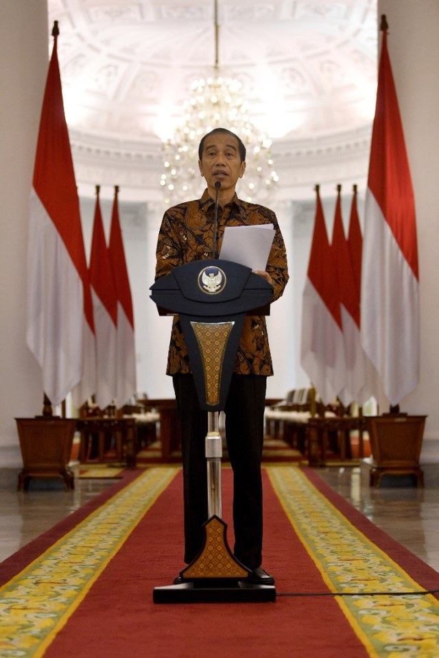 Presiden Joko Widodo menyampaikan keterangan pers terkait penangangan COVID-19 di Istana Bogor, Jawa Barat. Foto: ANTARA/Sigid Kurniawan