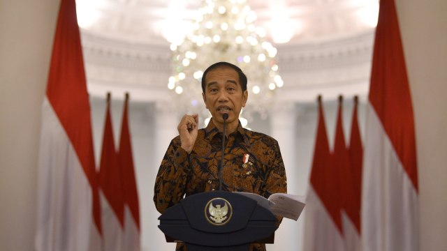 Presiden Joko Widodo menyampaikan keterangan pers terkait penangangan COVID-19 di Istana Bogor, Jawa Barat. Foto: ANTARA/Sigid Kurniawan