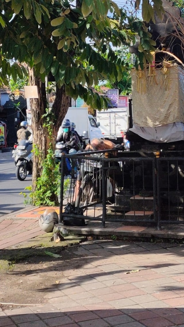 WNA Tak Sadarkan Diri di Trotoar, Bali Dengan APD. Foto: Dok. Istimewa