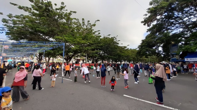 Aktivitas masyarakat Ternate di jalur Car Free Day, di lokasi Dodoku Ali, depan Kadaton Kesultanan Ternate, pada Minggu (15/03/2020). Foto: Faris Bobero/cermat