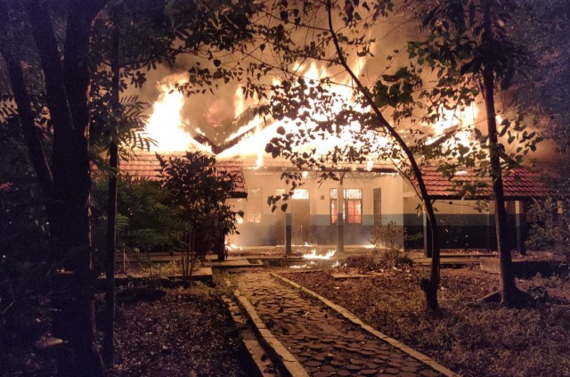 Bangunan laboratorium Fakultas Kehutanan UPR saat terbakar, Minggu (15/03).