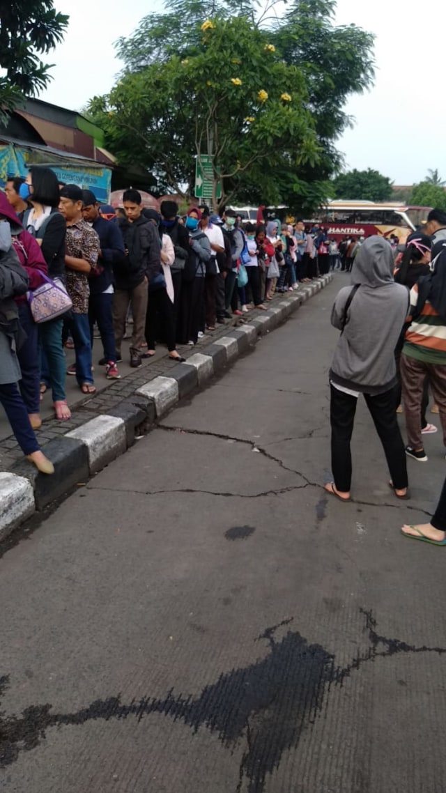 Antrean di Terminal Kalideres, Senin pagi (16/3). Dok: Hermon Julius untuk kumparan.