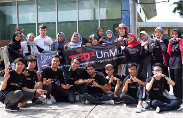 Foto bersama dengan anggota TEDxUnMul setelah melakukan kegiatan pre event di Gor Madya Sempaja Samarinda. | Photo by TedxUnMul