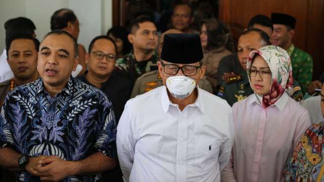 Gubernur Banten Wahidin Halim (tengah) memberikan keterangan pers usai rapat koordinasi terkait COVID-19 di Kota Tangerang, Banten (15/3). Foto: ANTARA FOTO/Fauzan