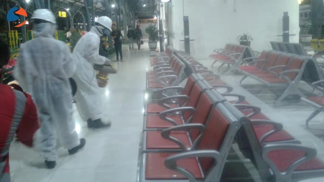 Penyemprotan disinfektan di Stasiun Purwosari Solo. (Agung Santoso)
