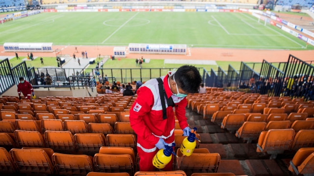 Petugas PMI menyemprotkan cairan disinfektan di bangku penonton Stadion Si Jalak Harupat, Kabupaten Bandung. Foto: ANTARA/M Agung Rajasa