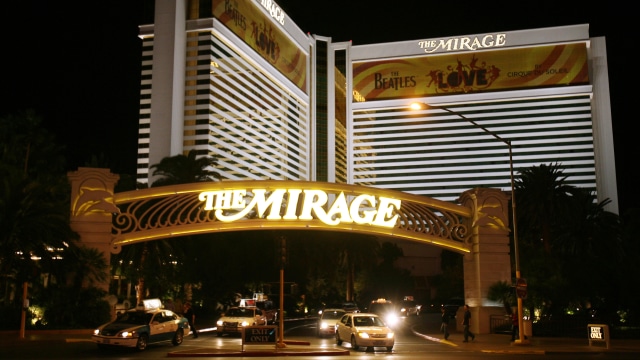 Hotel Mirage di malam hari di Las Vegas. Foto: Gabriel BOUYS / AFP