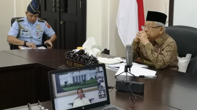Wakil Presiden Ma'ruf Amin mengikuti ratas yang dilakukan secara online dari Kantor Wapres. Foto: Dok. KIP