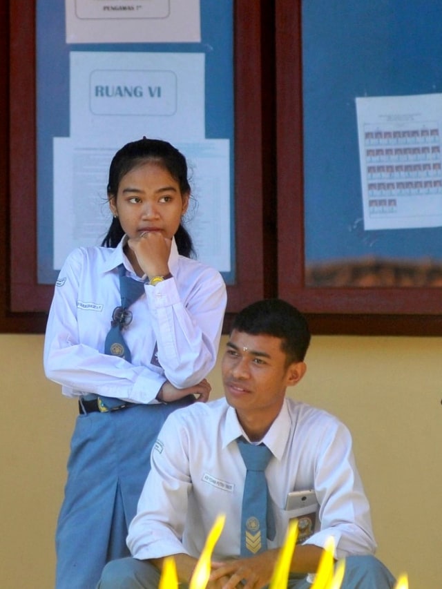 Siswa SMK Pariwisata Dalung menyimak arahan terkait ditundanya pelaksanaan Ujian Nasional Berbasis Komputer (UNBK) di Badung, Provinsi Bali. Foto: Fikri Yusuf