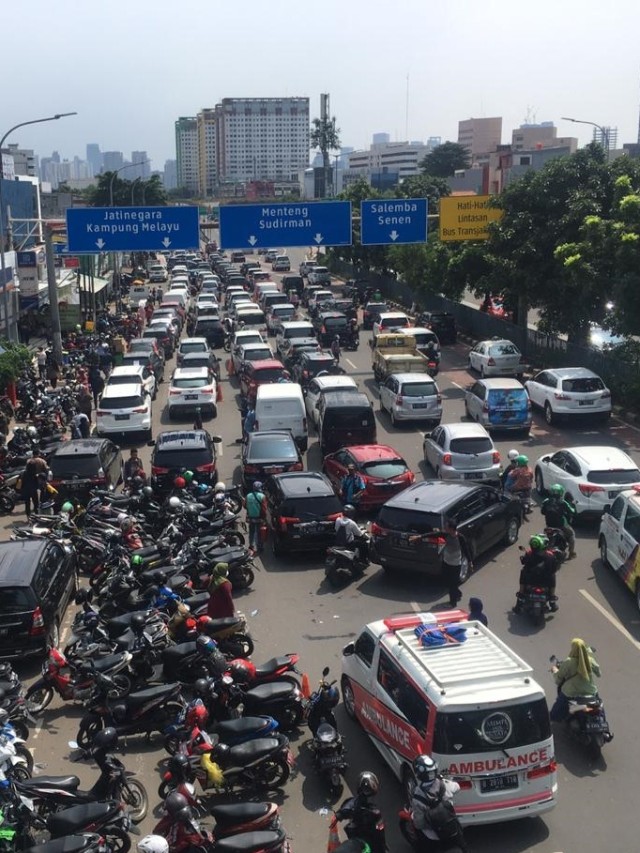 Kondisi lalu lintas yang macet di kawasan Pasar Pramuka, Jakarta Timur, Senin (16/3/2020). Foto: Febi Dwi Sutianto
