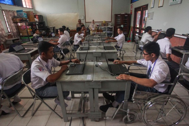Siswa mengikuti Ujian Nasional Berbasis Komputer (UNBK) di SMK Negeri 1, Palangkaraya, Kalimantan Tengah, Senin (16/3). Foto: ANTARA FOTO/Makna Zaezar