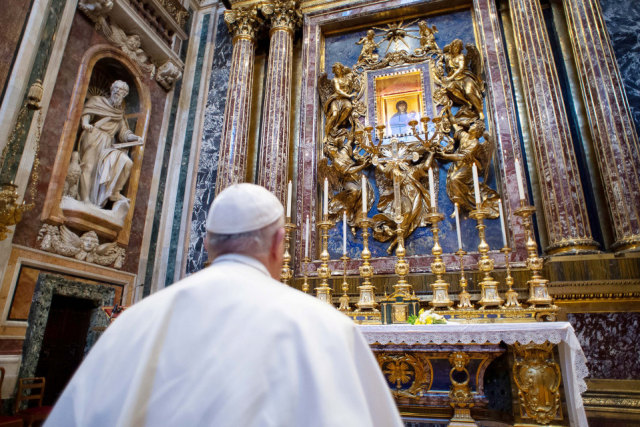 Paus Fransiskus berdoa agar wabah corona segera berakhir. Foto: REUTERS/Vatican Media