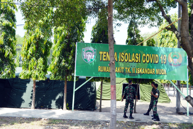 Kesdam Iskandar Muda mendirikan posko kesiapsiagaan dan tenda isolasi COVID-19 di area sekitar Rumah Sakir Kesdam IM, Banda Aceh. Foto: Dok. Pendam IM