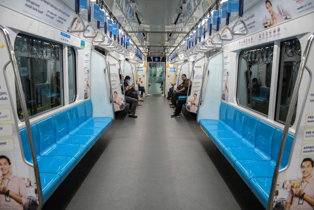 Warga beraktivitas di stasiun MRT Bunderan Hotel Indonesia, Jakarta, Senin (16/3 Foto: ANTARA FOTO/Galih Pradipta 