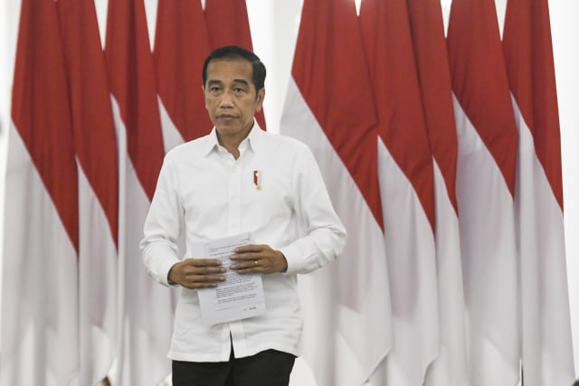Presiden Joko Widodo memberikan keterangan pers terkait COVID-19 di Istana Bogor, Jawa Barat, Senin (16/3). Foto: ANTARA FOTO/Hafidz Mubarak