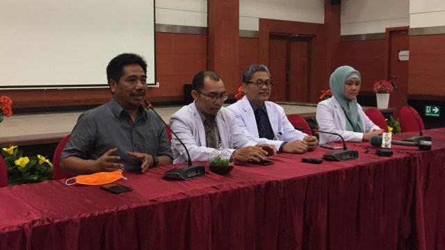 Profesor Nasronudin (kedua kanan) Direktur RSUA. Foto: Yuana Fatwalloh/kumparan