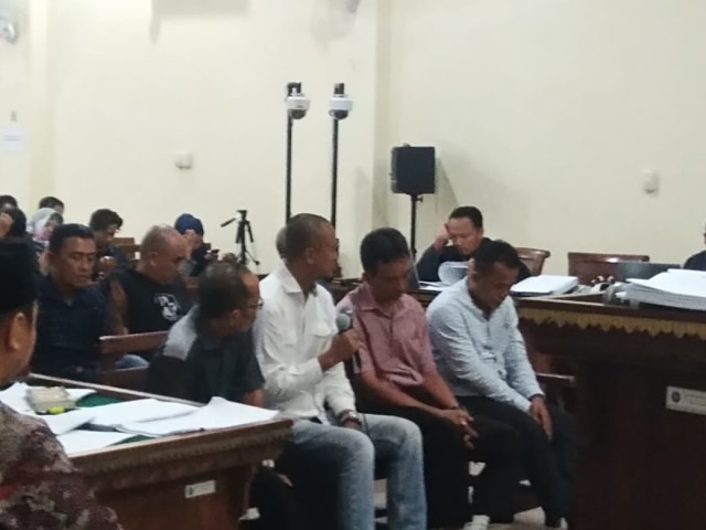 Fria Apris Pratama (kemeja putih, kanan) saat menjadi saksi di Pengadilan Tipikor Tanjungkarang, Bandar Lampung, Senin (16/3) | Foto: Obbie Fernando/Lampung Geh