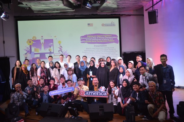 Finalis Young Changemakers Social Enterprise (YCSE) Academy 2.0 dengan pendukung program di acara Presentation Day di @america, Jakarta, Kamis (12/03/20).