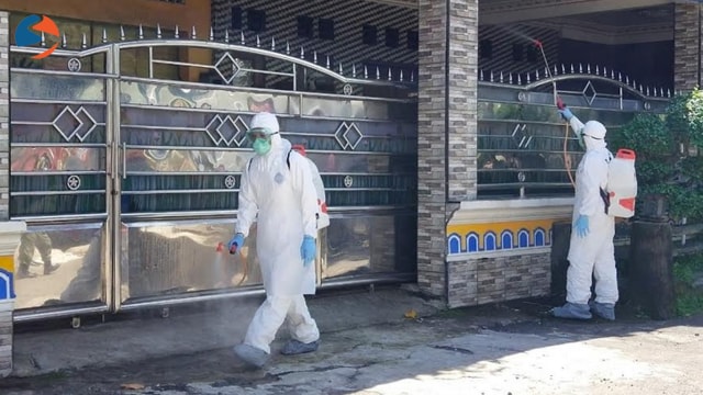 Penyemprotan disinfektan oleh Pemkot Kota Solo. (Tara Wahyu)