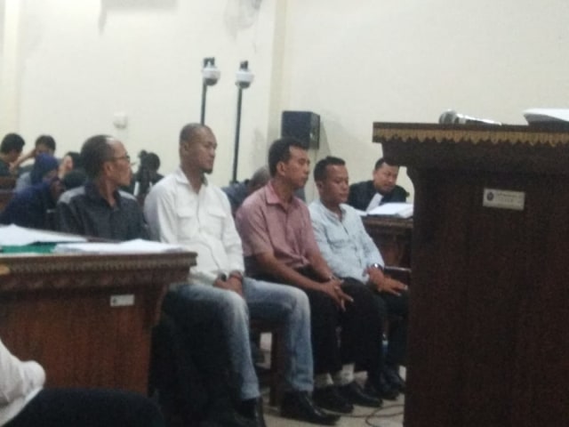 Fria Apris Pratama (kemeja putih, kanan) saat menjadi saksi di Pengadilan Tipikor Tanjungkarang, Bandar Lampung, Senin (16/3) | Foto: Obbie Fernando/Lampung Geh