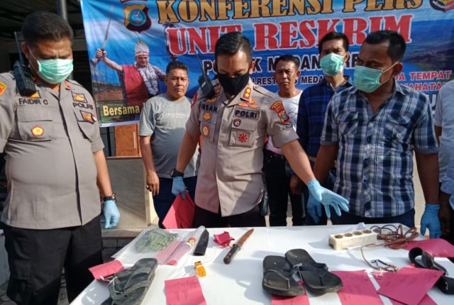 Wakapolrestabes Medan, AKBP Irsan Sinuhaji memaparkan kasus pembunuhan yang jasadnya ditemukan di Sungai Denai. Foto: SumutNews