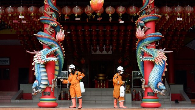 Dompet Dhuafa melakukan penyemprotan disinfektan di Vihara Avalokitesvara, Pondok Cabe, Pamulang, Tangerang Selatan. Foto: Dok. Dompet Dhuafa 