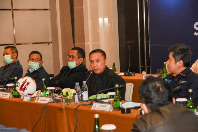 Rapat Darurat PSSI dan PT Liga Indonesia Baru di Hotel Fairmont, Senin (16/3) Foto: PSSI