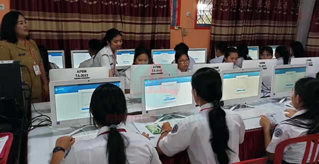 Suasana Ujian Nasional Berbasis Komputer (UNBK) tingkat SMK di salah satu sekolah yang ada di Kota Manado, Sulawesi Utara (foto: febry kodongan/manadobacirita)