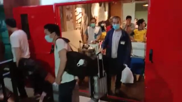 Detik-detik saat 49 TKA baru dari China tiba di Bandara Haluoleo, Kendari. Foto: Dok.Istimewa