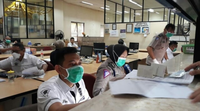 Petugas Samsat kendaraan bermotor semuanya menggunakan masker ketika melayani. Foto: Istimewa