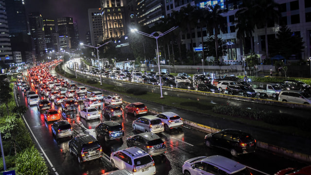 Sejumlah kendaraan terjebak kemacetan di Jalan Jenderal Sudirman. Foto: ANTARA FOTO/Galih Pradipta