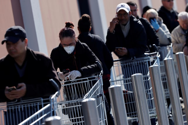 Warga antre masuk untuk belanja ke supermarket di Hoenheim, Prancis. Foto: REUTERS / Christian Hartmann