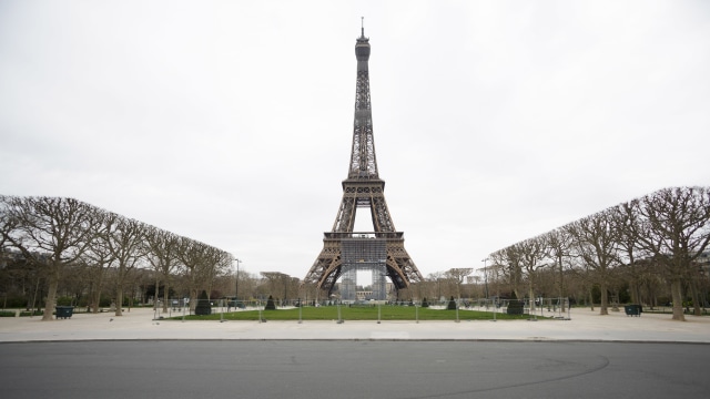 Menara Eiffel sepi dari pengunjung