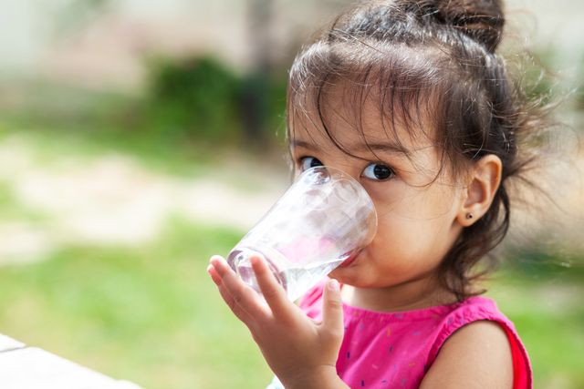 Ilustrasi anak minum air putih Foto: Shutterstock