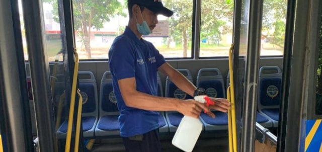 Petugas membersihkan Bus Trans Batam. Foto: MC Batam