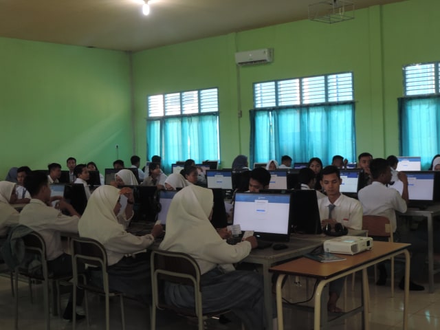 Para siswa SMK Negeri 1 Sekadau mulai mengisi data sebelum mengerjakan soal ujian. Foto: Dina Mariana/Hi!Pontianak
