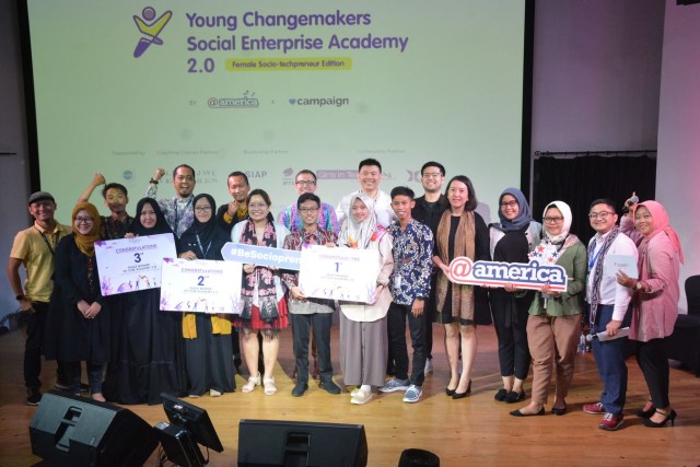 Tiga tim pemenang program Young Changemakers Social Enterprise (YCSE) Academy 2.0 dalam sesi foto bersama dalam acara Presentation Day di @america, Jakarta, pada Kamis (12/03/2020).