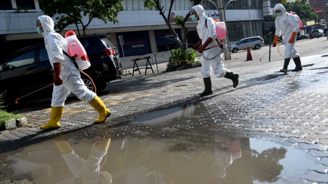 Petugas Palang Merah Indonesia (PMI) bersiap melakukan penyemprotan cairan disinfektan di pusat perbelanjaan Sarinah, Jakarta Pusat, Selasa (17/3/2020). Foto:  ANTARA FOTO/M Risyal Hidayat