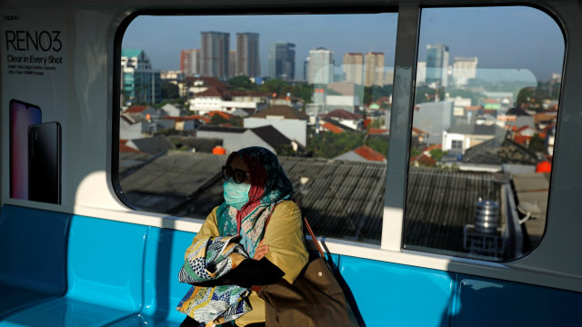 Penumpang MRT menggunakan masker di tengah penyebaran corona di Jakarta. Foto: Reuters/Willy Kurniawan