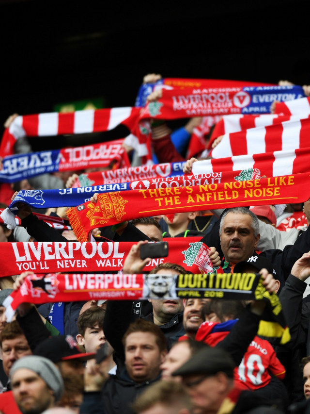 Fans Liverpool dan Everton. Foto: Getty Images