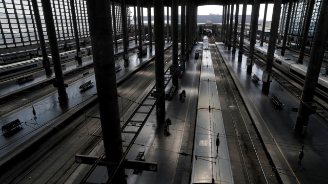 Seorang penumpang berjalan di peron stasiun kereta api Atocha yang sepi di Madrid, Spanyol. Foto: REUTERS / Susana Vera