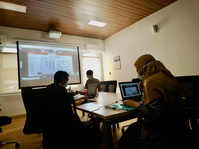 Tiga penguji sidang skripsi Ilmu Ekonomi UGM, Heni Wahyuni, Akhmad Akbar Susamto, serta Amri Anjas Asmara sedang melakukan tugasnya pada Senin (16/3). Foto : Widi Erha Pradana