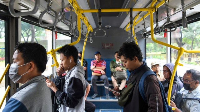 Sejumlah penumpang menaiki bus Transjakarta di Jakarta, Selasa (17/3). Foto: ANTARA FOTO/M Risyal Hidayat