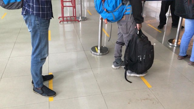 Cegah Penyebaran Corona, Bandara Supadio Atur Jarak Antre Antarpenumpang (106862)
