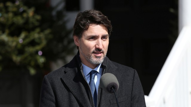 Perdana Menteri Kanada Justin Trudeau menggelar konferensi pers di depan rumahnya di Rideau Cottage di Ottawa, Ontario, Kanada. Foto: AFP/Dave Chan