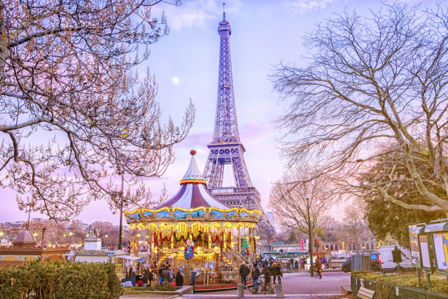Wisatawan berkunjung ke Menara Eiffel, Paris. Foto: Shutter Stock
