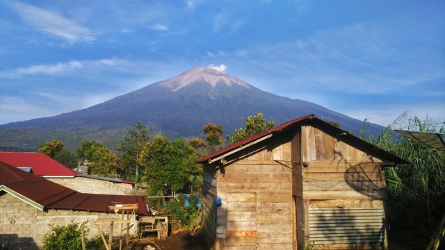 Gunung Kerinci dikenal pula sebagai Puncak Sumatra Foto: Shutter Stock