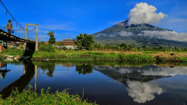 Gunung Kerinci merupakan salah satu gunung aktif di Indonesia Foto: Shutter Stock