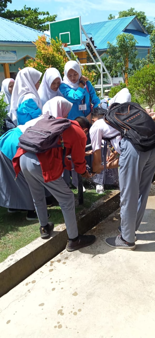 Peserta UNBK dari SMKN 1 Singkep saat mencuci tangan. Foto: Istimewa